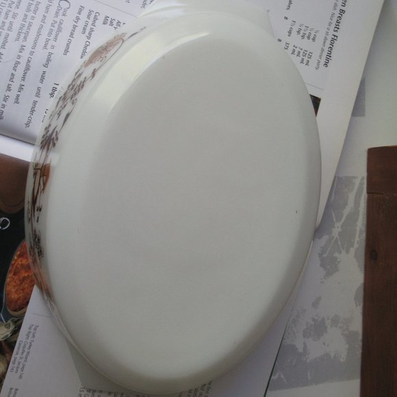 Oval Casserole Dish Brown Vine with Smoky Brown Glass Lid by Pyrex, England - Picture 13 of 16